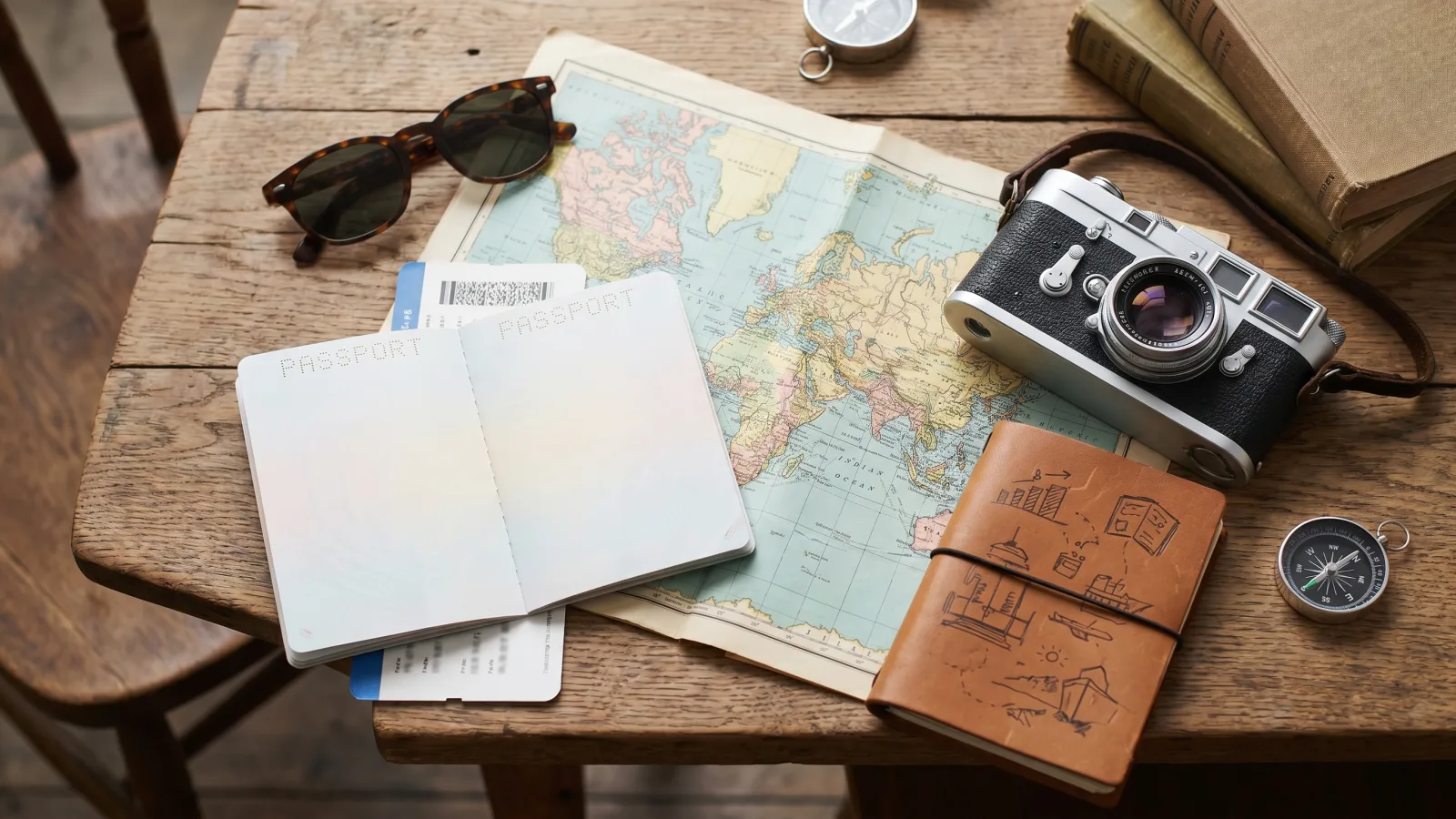 Passeport, carte d'embarquement et carte du monde pour préparer son voyage