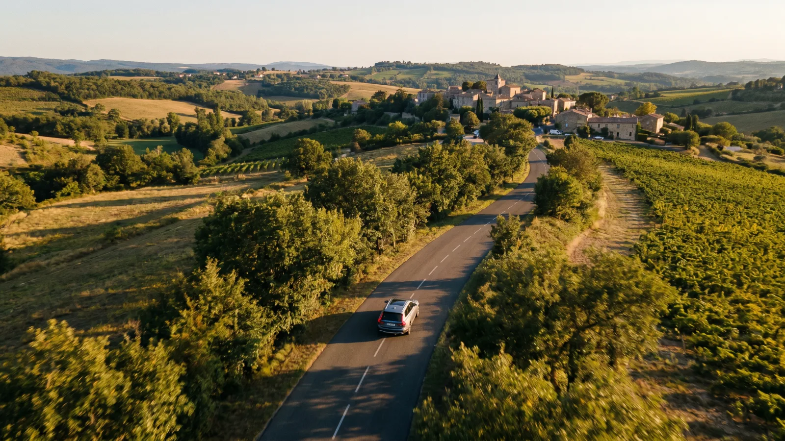 Voiture sur route de campagne symbolisant les années de bonus