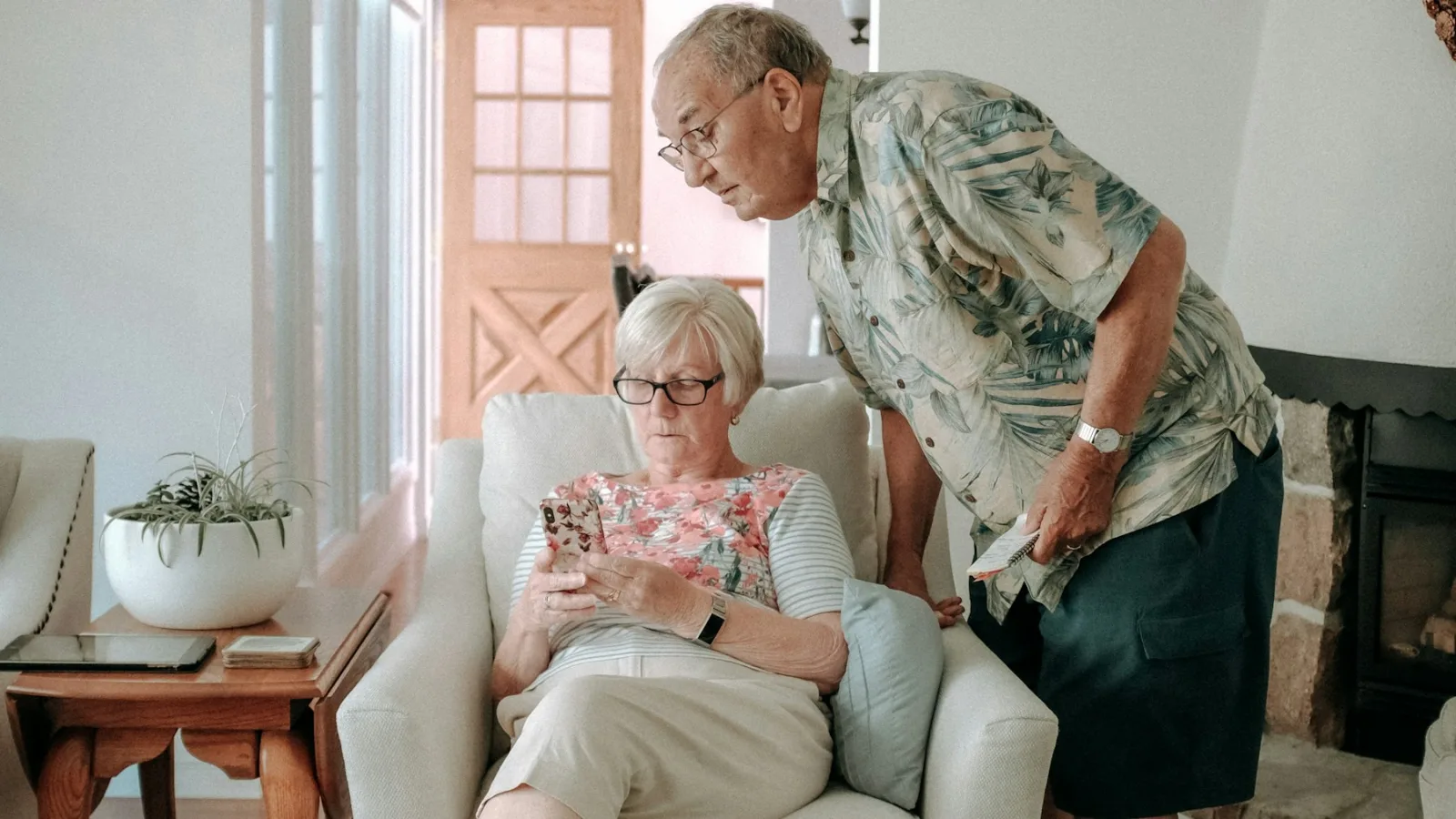 Couple de seniors examinant un contrat de prévoyance dans son salon